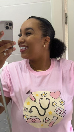 "Laat je kleding spreken voor de zorg die je elke dag met liefde geeft!"